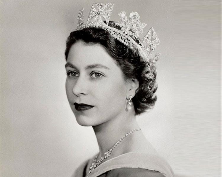 Kraliçe II. Elizabeth'in Hayatı, Stili ve Mücevherleri