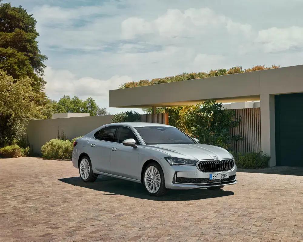 Prestijin ve Konforun Zirvesine Yolculuk: Yeni Škoda Superb