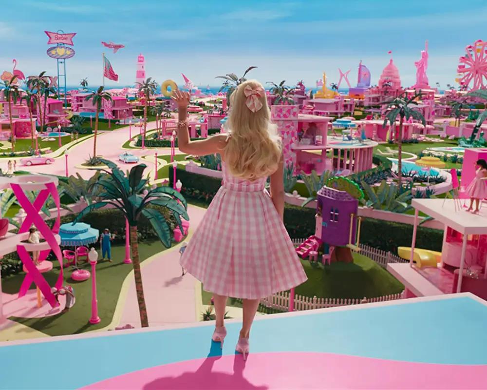 Barbie: Plastik Kutudan Beyaz Perdeye