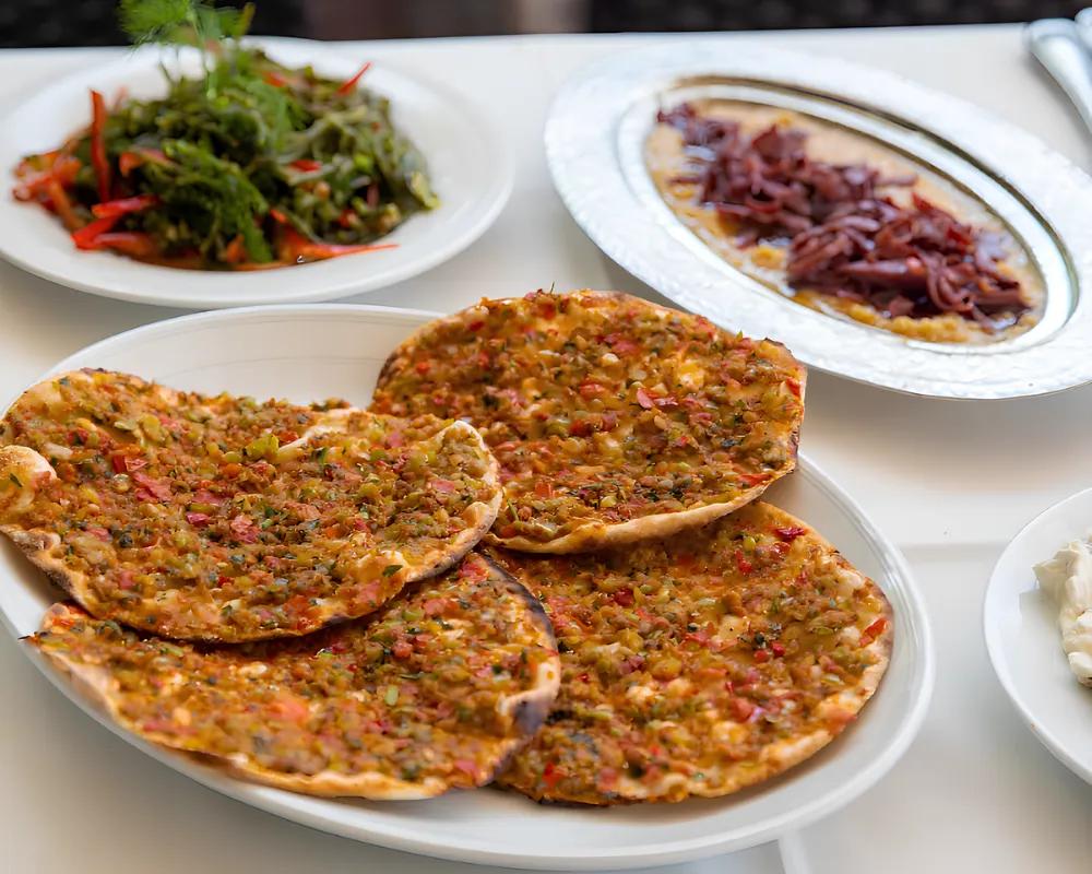 Çıtır Çıtır: İstanbul'un En Lezzetli Lahmacun Durakları